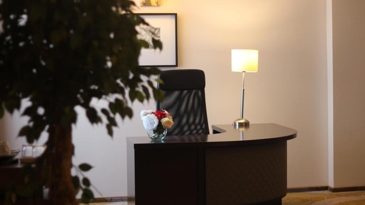 Rin Airport Hotel Отопень Екстер'єр фото
