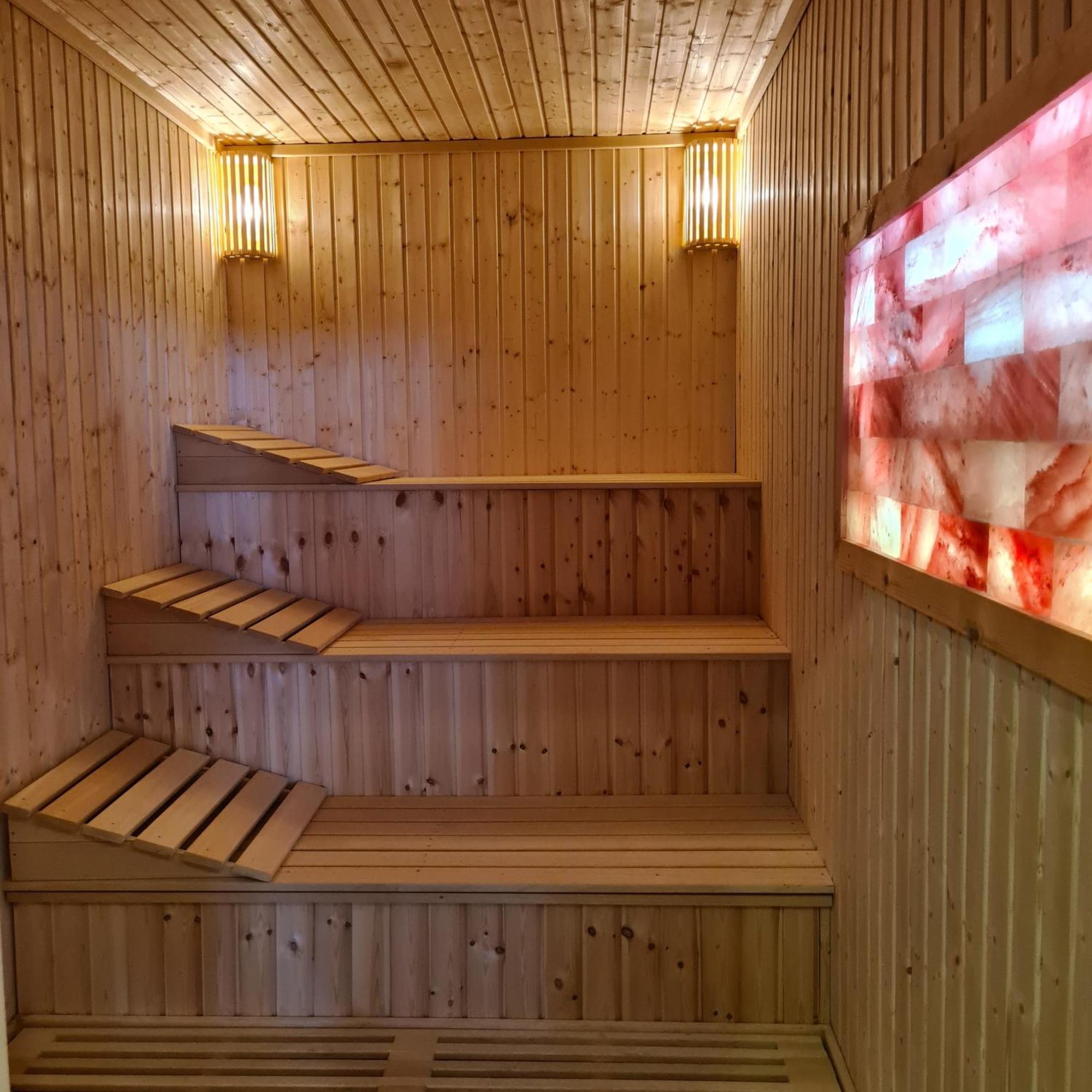 Rin Airport Hotel Отопень Екстер'єр фото